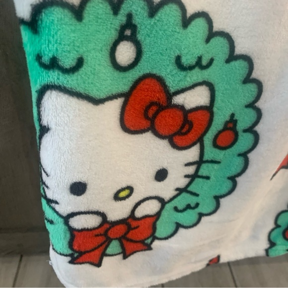 New Hello Kitty Christmas Red Bow Wreath Plush 60 x 90 Throw Blanket With Tag - Picture 3 of 6